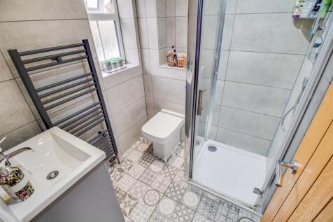EN SUITE SHOWER ROOM