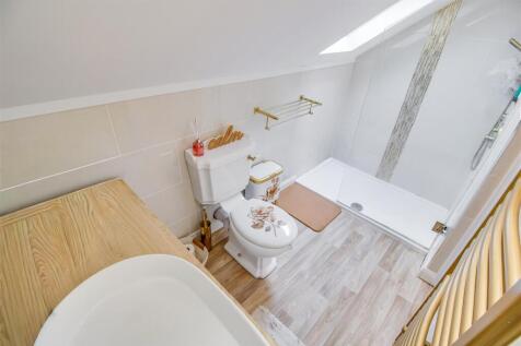 EN SUITE SHOWER ROOM/W.C.