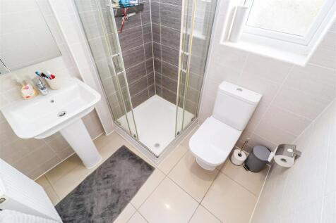 EN SUITE SHOWER ROOM/W.C.