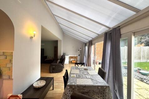 Living/Dining are...