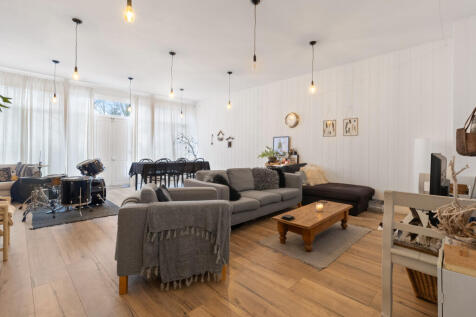 Sitting/Dining Area