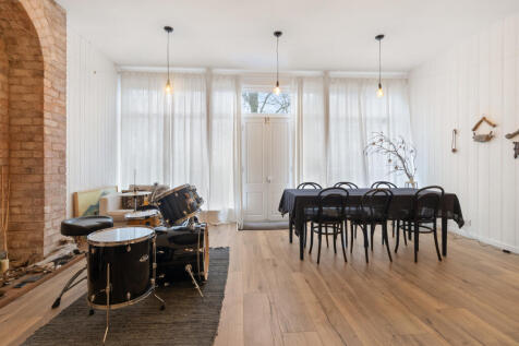 Sitting/Dining Area