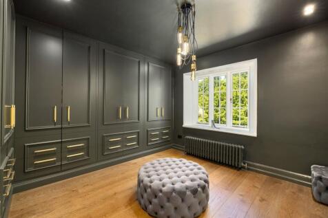 Bed 5 /Dressing Room