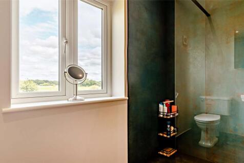 Bed One En Suite
