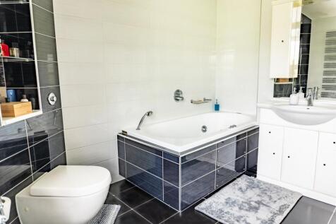 master ensuite 1 .jpg