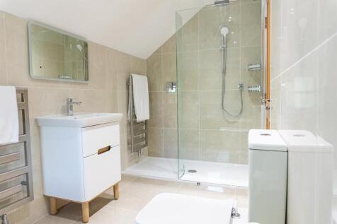 bedroom 6 ensuite 1 .jpg
