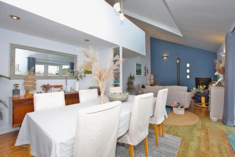Dining to sitting