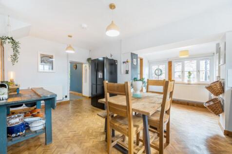 Kitchen and Breakfast Area - Matt Bowyer Ewemove W