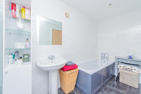 Family bathroom - Matt Bowyer Ewemove Whitchurch a