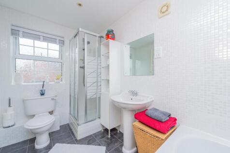 Family bathroom - Matt Bowyer Ewemove Whitchurch a