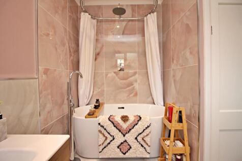 Freestanding Bath with Shower