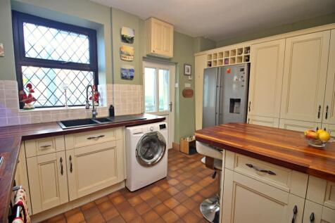 Fitted Bfast Kitchen