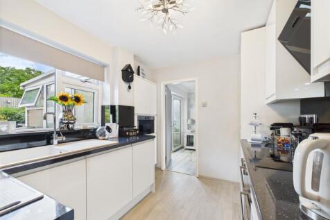 Fitted Kitchen with Appliances