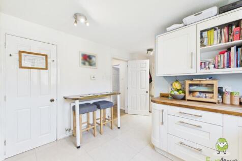 Kitchen breakfast bar area - Charlotte Thomasson E
