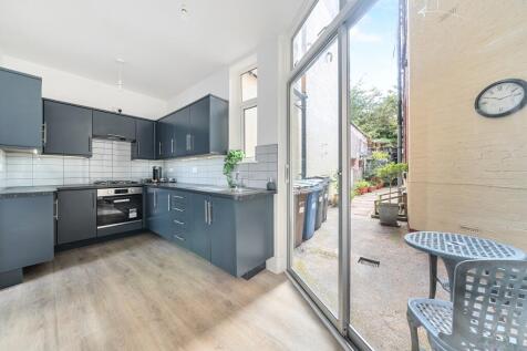 Kitchen and Courtyard - EweMove Estate Agents