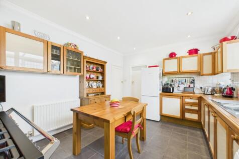 CAM02386G0-PR0141-STILL036