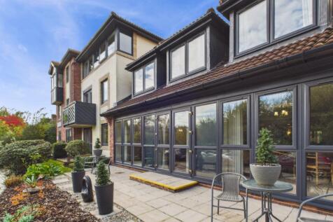Communal Terrace - Mere Court - EweMove Estate Age