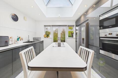 CAM05477G0-PR0012-STILL009