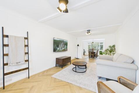 CAM02386G0-PR0152-STILL006