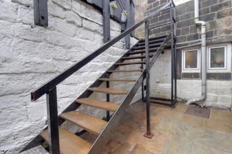 Yard and steps up to the Home office Summer house 