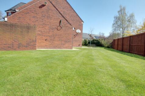 Side garden and rear gardens in the distance