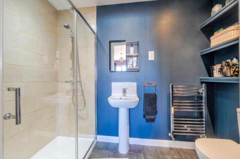 Ensuite to main bedroom