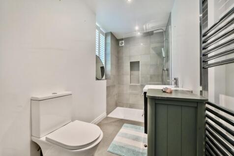 Ensuite to ground floor bedroom 5