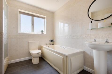 Family Bathroom Ewemove Sales And Lettings Goole A