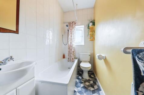 Garden Street Bathroom - EweMove Pontefract
