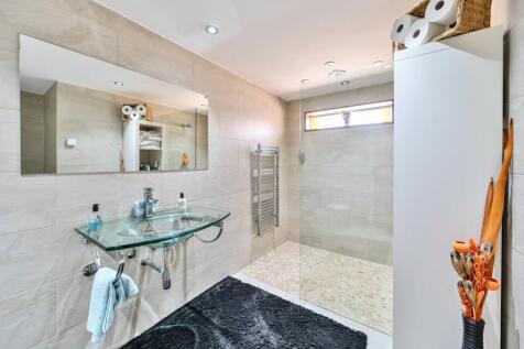 Family Bathroom 1