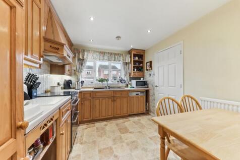 Parkhead Close Kitchen - EweMove Wakefield