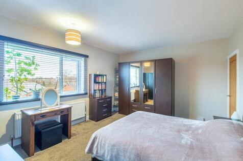 Green Lane - EweMove Pontefract - Master Bedroom 1