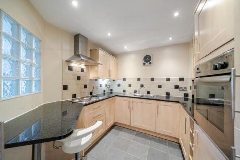 Kitchen with breakfast bar