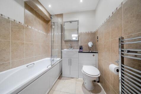 En-suite bathroom to bedroom 1