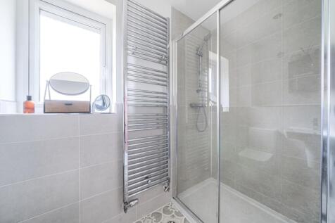 Ensuite to bedroom 1