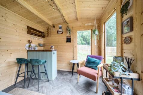 Summer house with power