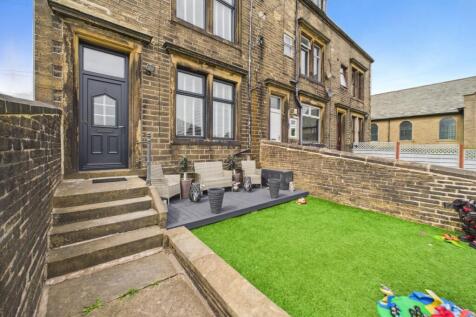 Front View of Property and Garden

