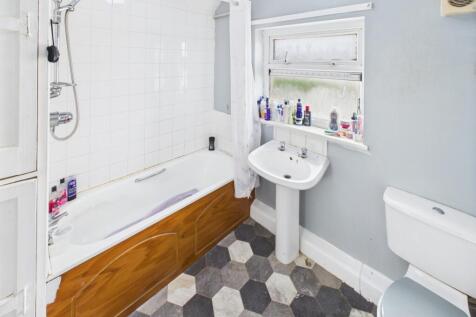 EweMove Pudsey - Bathroom
