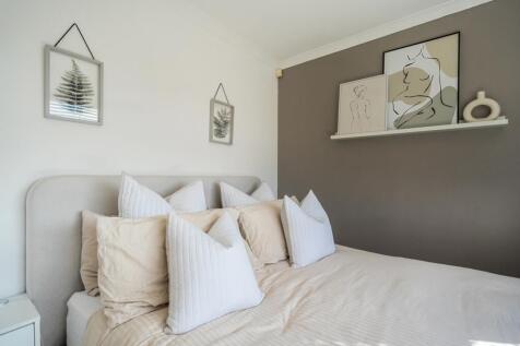 Bedroom 1 Lifestyle.j