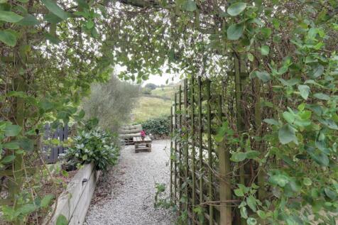 Entrance private garden