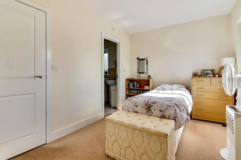 Fits double bed and furniture