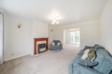 Longe With Feature Fireplace 