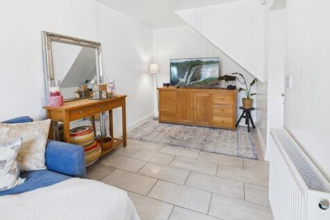 CAM04233G0-PR0033-STILL014