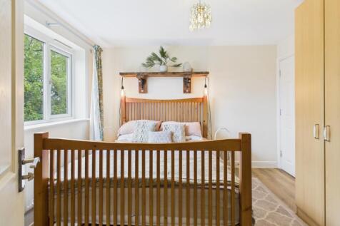 CAM04233G0-PR0033-STILL024