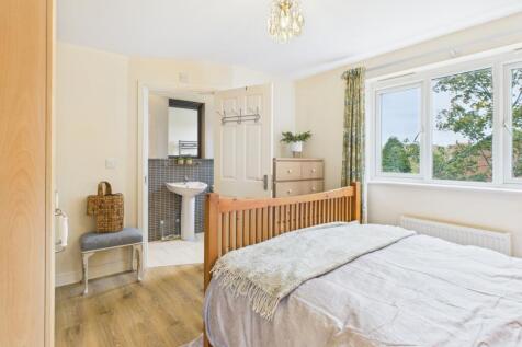 CAM04233G0-PR0033-STILL023