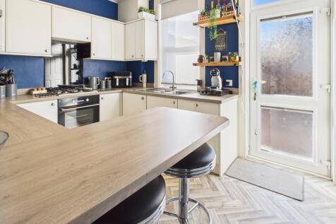 CAM04233G0-PR0038-STILL008