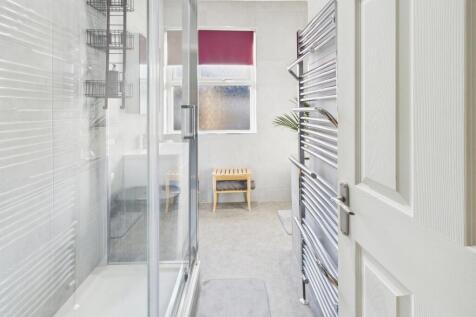 CAM04233G0-PR0038-STILL009