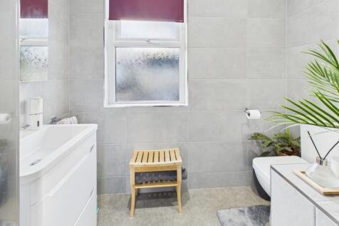 CAM04233G0-PR0038-STILL010