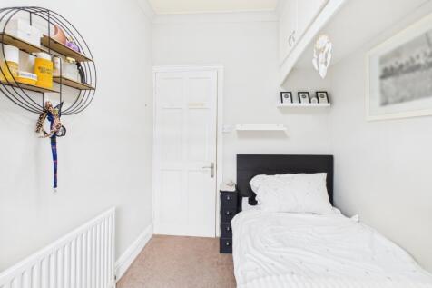 CAM04233G0-PR0038-STILL026