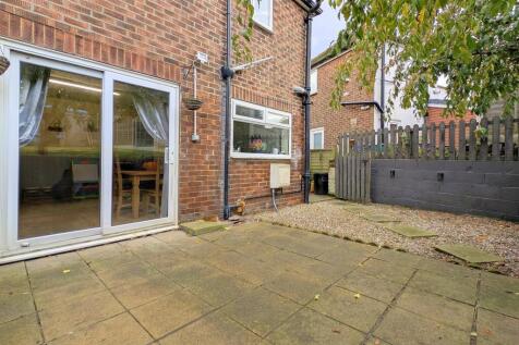 Malham Road EweMove Brighouse Olly (16)_inPixio